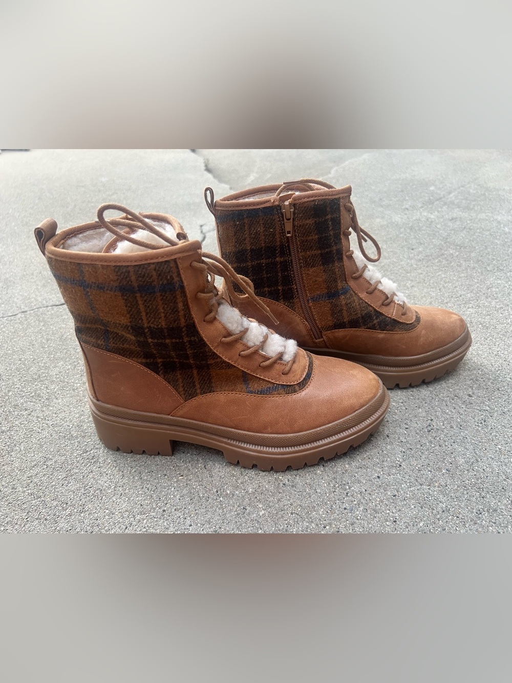 Lucky Plaid Faux Fur Lined Lace Up Lug Boots 8.5 M